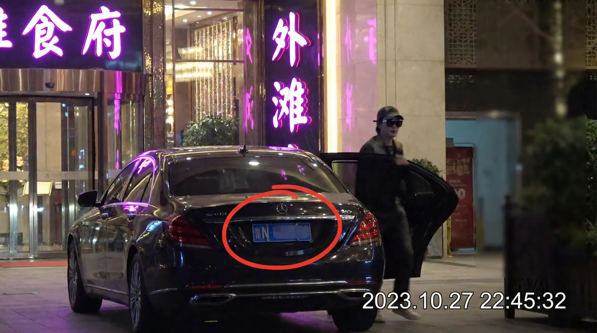 9960彩娱乐平台 - 豪车餐厅外偷拍